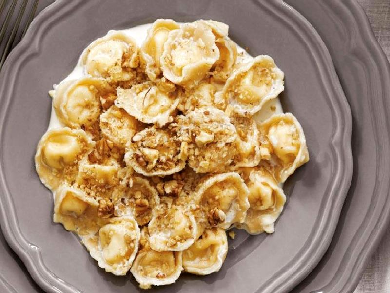 Ceviz Soslu Üç Peynirli Tortellini Nasıl Yapılır?