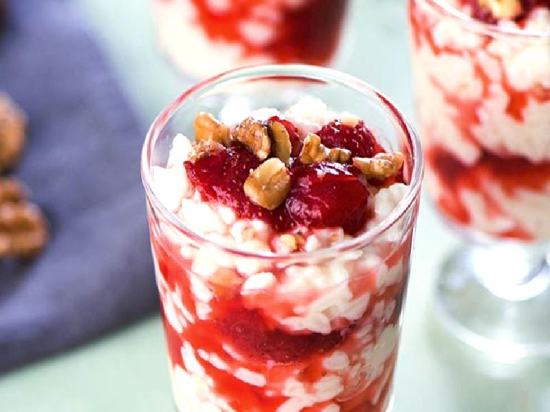 Cevizli ve çilek soslu sütlaç Nasıl Yapılır?