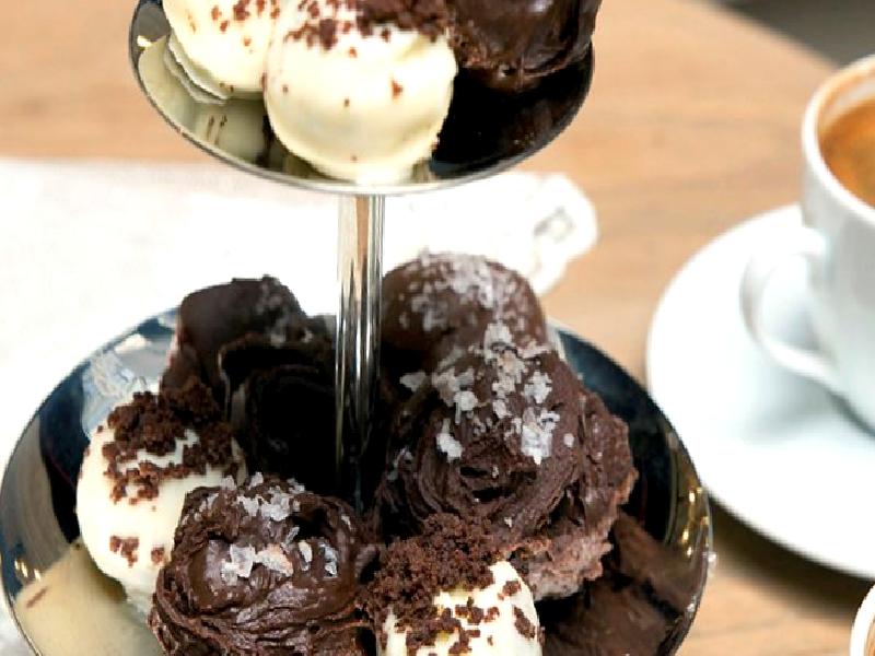 ÇİKOLATALI CRUMBLE İLE BEYAZ ÇİKOLATALI TRÜF Nasıl Yapılır?