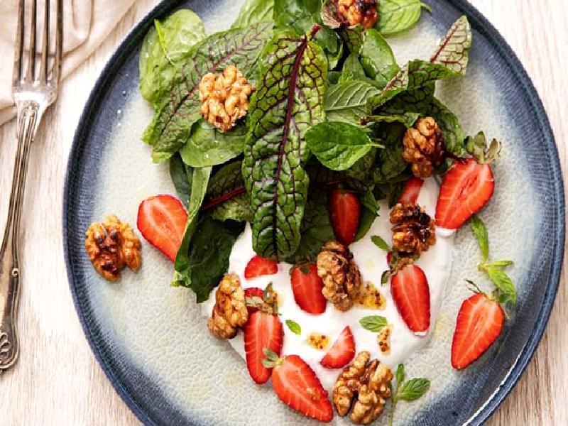 Çilekli Bahar Salatası Nasıl Yapılır?