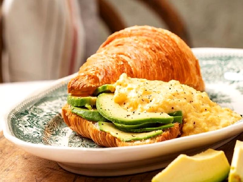 Çırpılmış Yumurta, Avokado Ve Kruvasan Nasıl Yapılır?