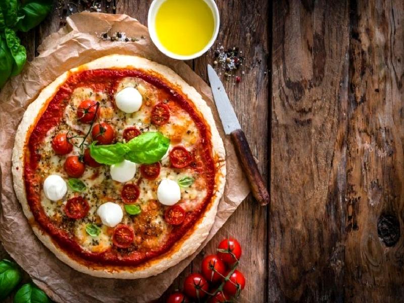 Domatesli Pizza Nasıl Yapılır?