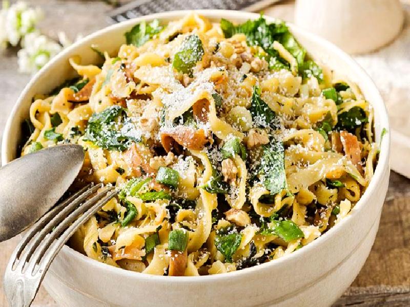 EBEGÜMECİLİ VE ISIRGAN OTLU ERİŞTE SALATASI (ANNEANNE SALATASI) Nasıl Yapılır?