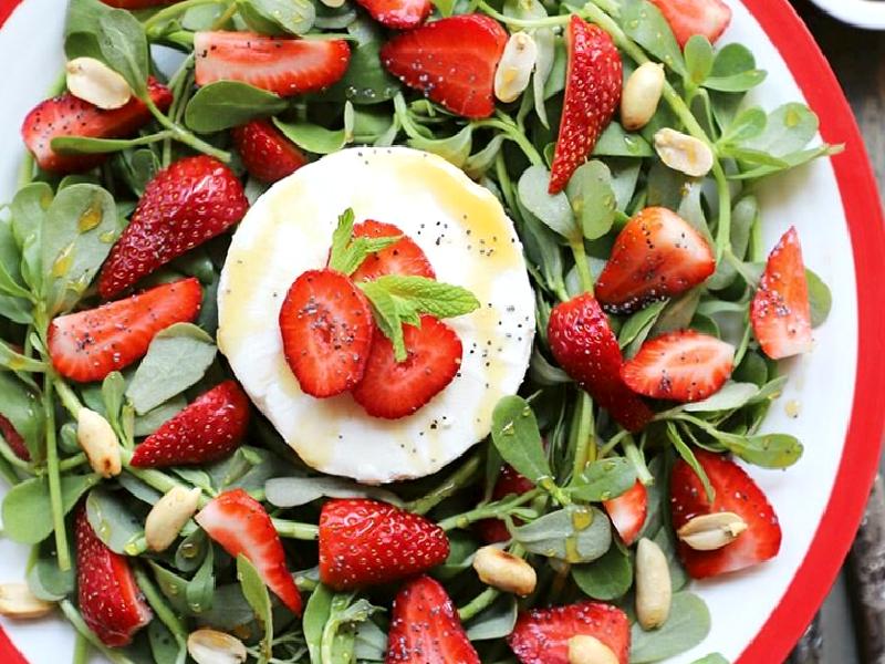Ezine Peynirli Semizotu Ve Çilek Salatası Nasıl Yapılır?