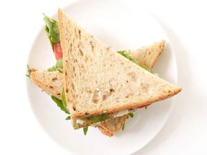 Hindi füme ve avokadolu sandviç Nasıl Yapılır?