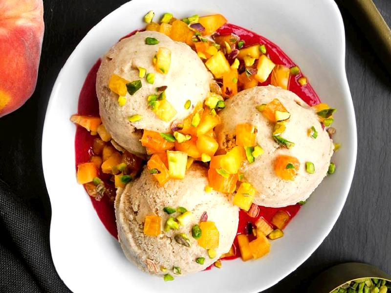 Hurmalı vanilyalı dondurma, ılık frambuaz sosu ve şeftali ile Nasıl Yapılır?