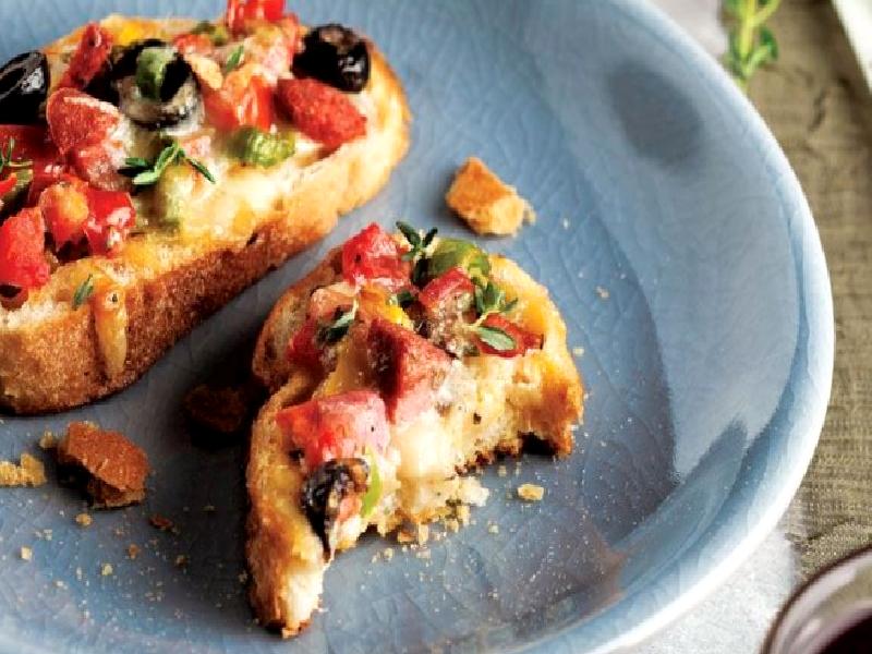 Kahvaltılık ekmek üstü pizza Nasıl Yapılır?