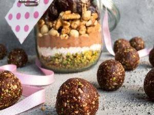 Kakaolu vişneli hurma topu kavanozu Nasıl Yapılır?