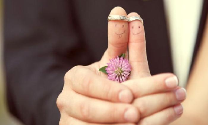 Kiminle Evleniyoruz?