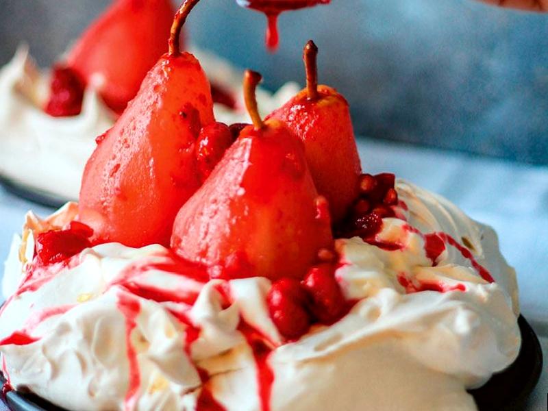 Kızılcık sosunda poşe armutlu pavlova Nasıl Yapılır?