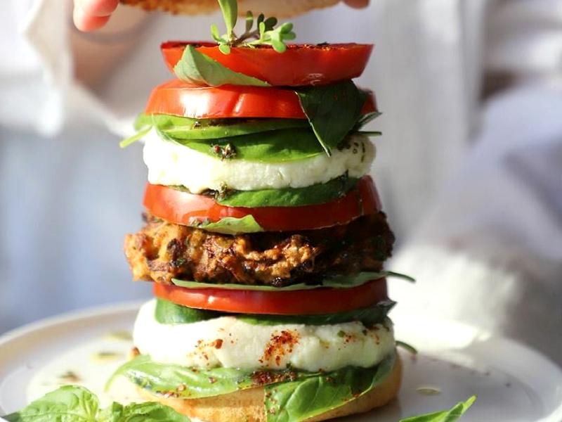 Kuru Domatesli Mücver İle Akdeniz Burger Nasıl Yapılır?