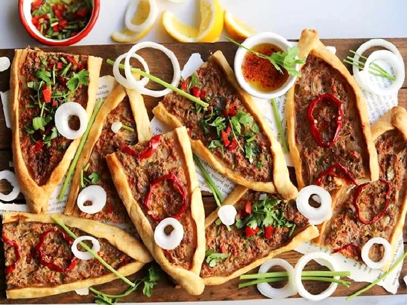Lokanta Usulü Kıymalı Pide Nasıl Yapılır?