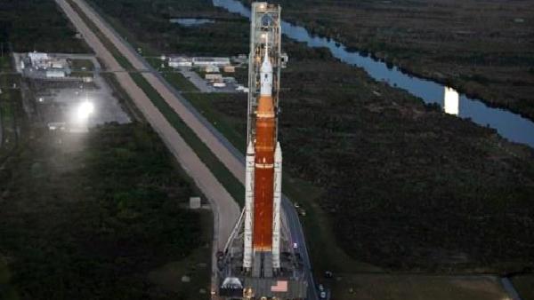 NASA’nın SLS Ay roketi son testler için fırlatma rampasına geldi