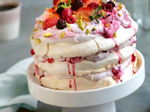 ORMAN MEYVELİ VE ANTEP FISTIKLI PAVLOVA Nasıl Yapılır?