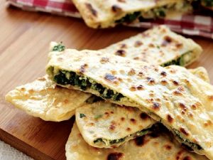 Otlu, ıspanaklı ve lor peynirli gözleme Nasıl Yapılır?