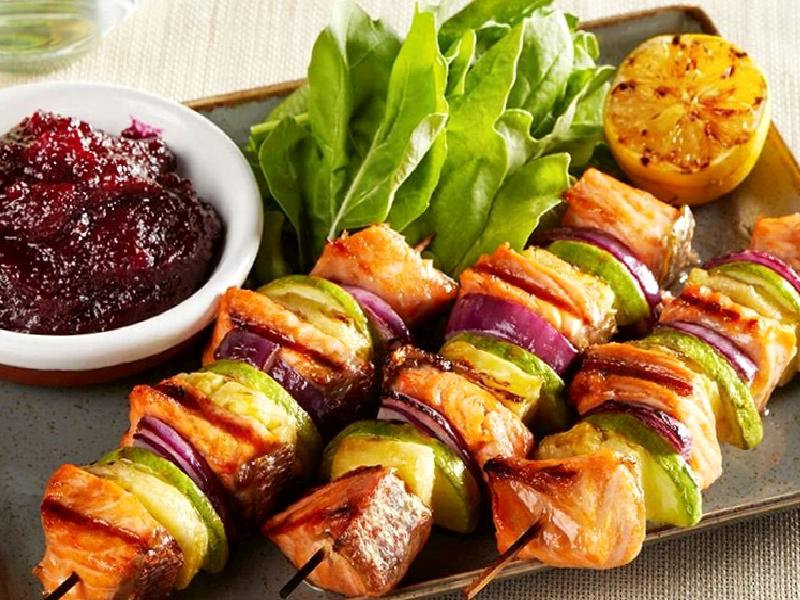 Pancar Püresi Üzerinde Ananaslı Somon Şiş Nasıl Yapılır?