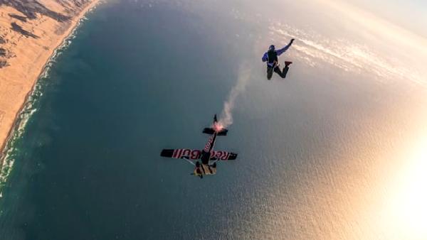 Red Bull gösterisinde, iki pilot havada uçaklarını değiştirecek