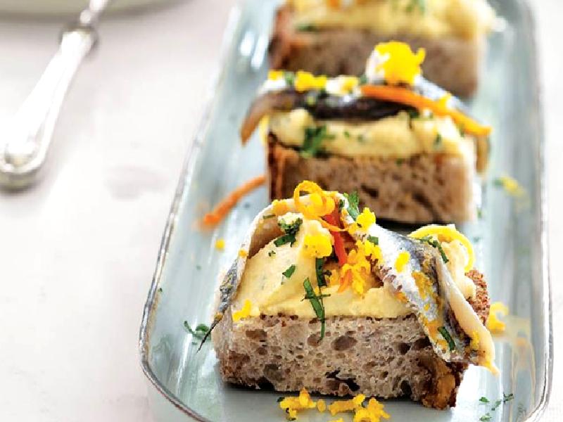 Salamura hamsi ve humuslu ekmek üstü Nasıl Yapılır?