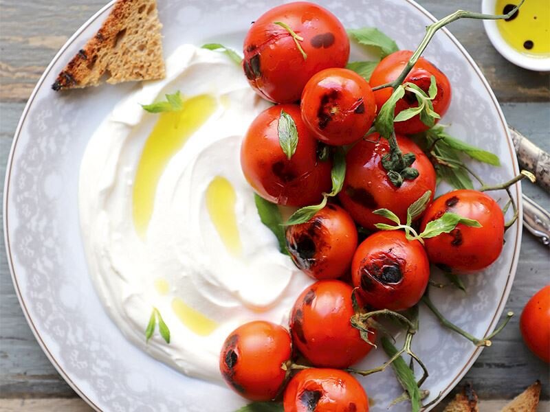 Sarımsaklı Yoğurtlu Köz Domates Nasıl Yapılır?