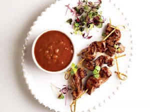 Satay sos eşliğinde biftek şiş Nasıl Yapılır?