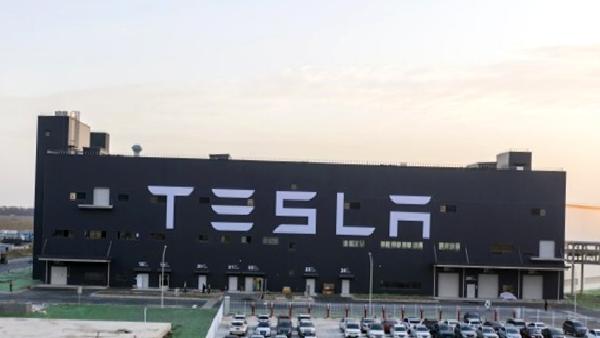 Tesla, geçtiğimiz yıl 1 milyona yakın araç teslim etti