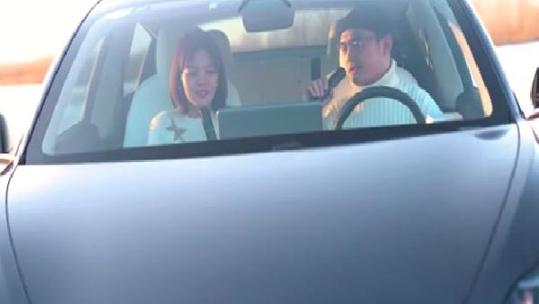 Tesla şimdi de karaoke mikrofonu satıyor