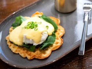 Tuzlu Waffle Üstü Poşe Yumurta Nasıl Yapılır?