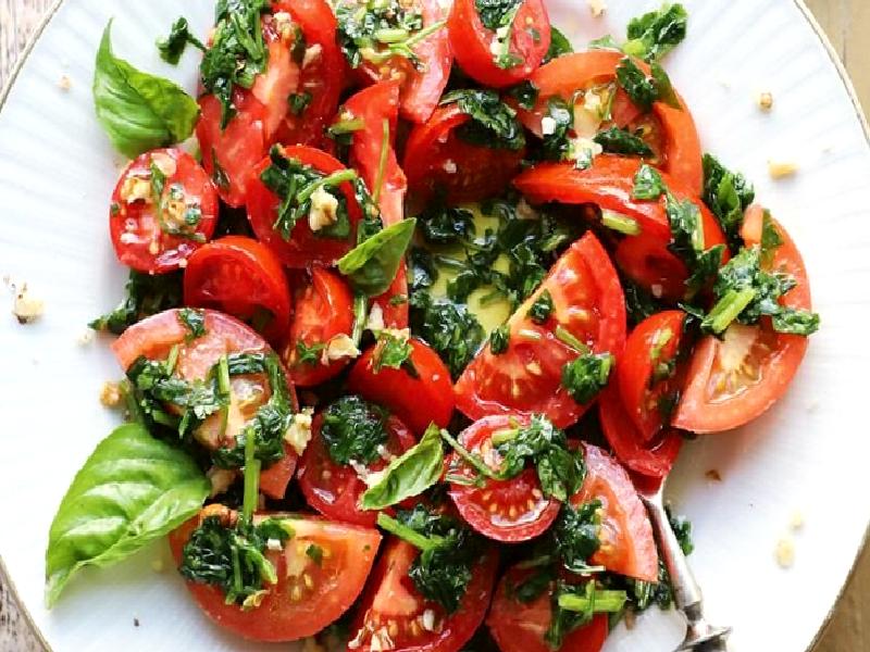 Yeşil Soslu Söğüş Domates Salatası Nasıl Yapılır?