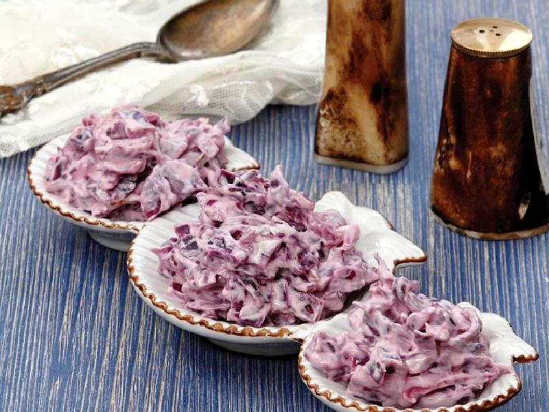 Yoğurtlu ve mayonezli kırmızı lahana salatası Nasıl Yapılır?