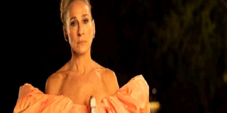 CARRIE BRADSHAW VE İNTERNETİN BAŞINI DÖNDÜREN ELBİSESİ
