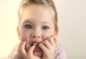 Çocuklarda Ve Yetişkinlerde Tırnak Yeme Problemi