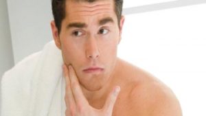 GENÇ DİNAMİK VE BAKIMLI BİR CİLT İÇİN ERKEKLERE TÜYOLAR