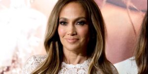 JENNIFER LOPEZ’İN ‘MARRY ME’ GELİNLİĞİ 40 KİLOYMUŞ!