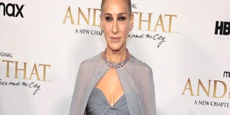 OSCAR DE LA RENTA, SARAH JESSICA PARKER’IN ELBİSESİNİ AÇIK ARTIRMAYA ÇIKARDI