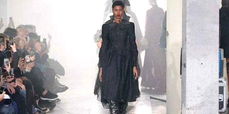 PARİS MODA HAFTASI: ROCHAS SONBAHAR-KIŞ 2022-23 DEFİLESİ