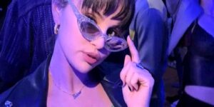 SELENA GOMEZ’İN IŞILTILI GÜNEŞ GÖZLÜĞÜNDEN İLHAM ALIYORUZ