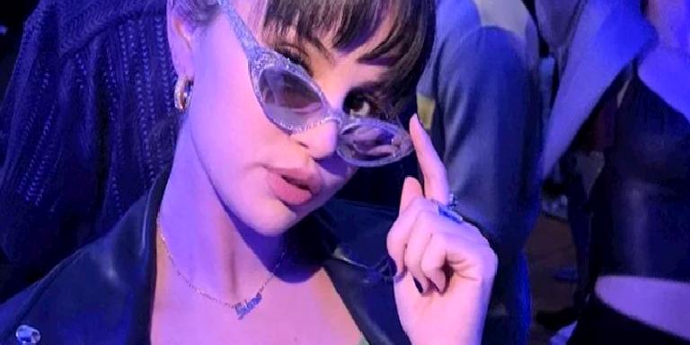 SELENA GOMEZ’İN IŞILTILI GÜNEŞ GÖZLÜĞÜNDEN İLHAM ALIYORUZ