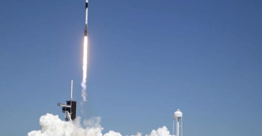 SpaceX, 165 milyon dolar karşılığında uzaya 3 ziyaretçi gönderdi