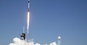 SpaceX, 165 milyon dolar karşılığında uzaya 3 ziyaretçi gönderdi