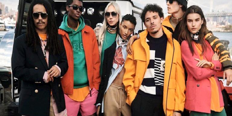 TOMMY HILFIGER İLKBAHAR 2022 KAMPANYASI İLE İKONİK STİLLERİ KUTLUYOR