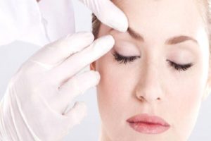 YÜZ DOLGUSU İLE GENÇLEŞMEK MÜMKÜN MÜ?