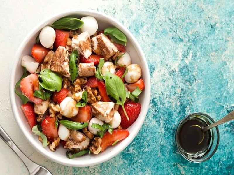 Çilekli Tavuk Salatası Nasıl Yapılır?