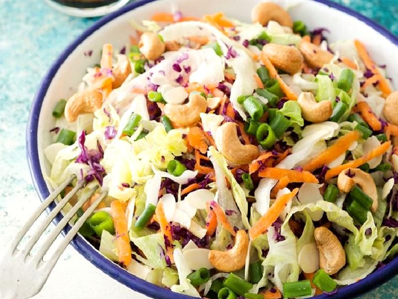 Kaju Fıstıklı Ve Soya Soslu Marul Salatası Nasıl Yapılır?