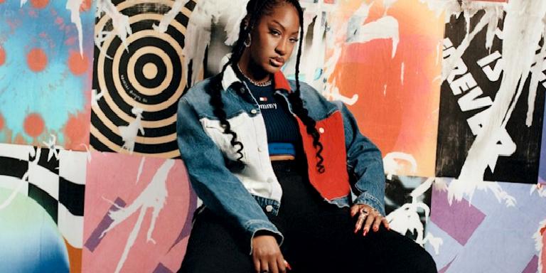 TOMMY JEANS SONBAHAR 22 KAMPANYASININ YÜZÜ GRAMMY ÖDÜLLÜ MÜZİSYEN TEMS