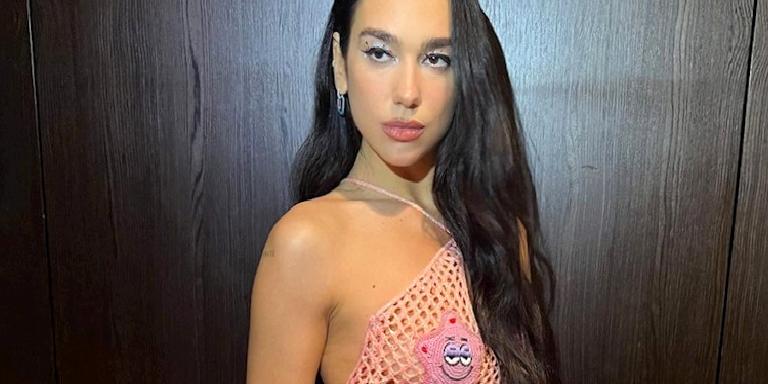 DUA LIPA’NIN SÜNGER BOB ELBİSESİ