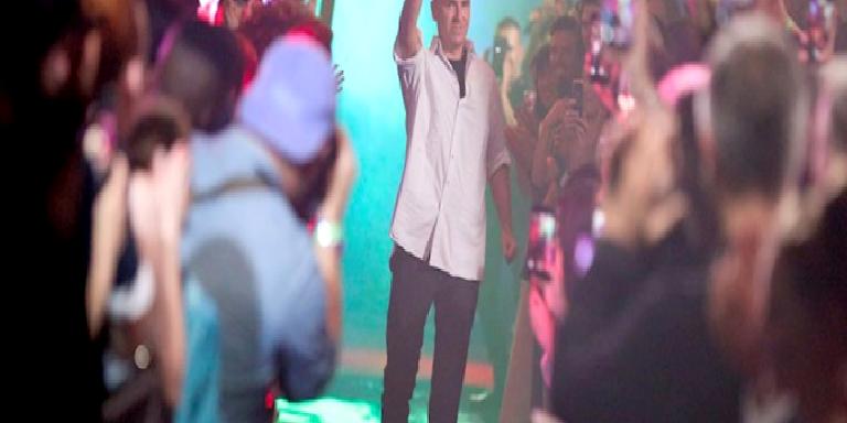 RAF SIMONS, MARKASINI KAPATIYOR