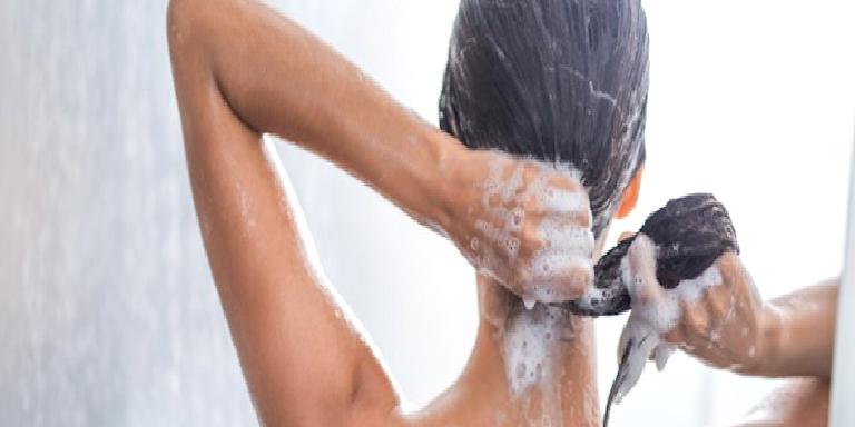 SAÇ TİPİNİZE GÖRE SAÇINIZI NE SIKLIKTA YIKAMANIZ GEREKİYOR?