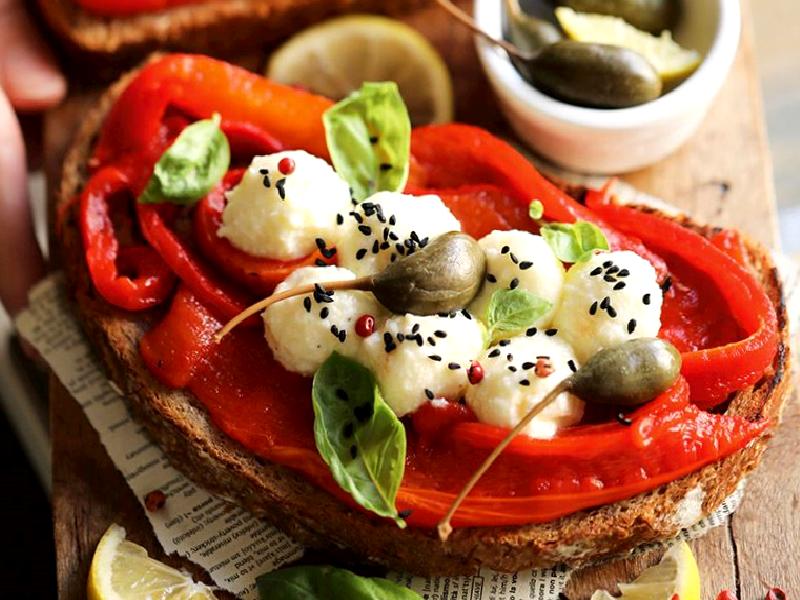 Beyaz Peynirli Ve Kırmızı Biberli Ekmek Üstleri Nasıl Yapılır?