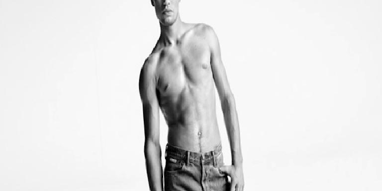 CALVIN KLEIN ÜNLÜ TENİS OYUNCUSU CARLOS ALCARAZ İLE BİR ARAYA GELDİ