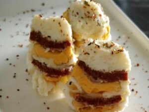 Fincanda Sucuklu Kaşarlı Yumurta Nasıl Yapılır?